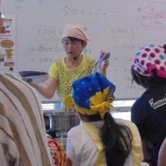子ども達には魚のぬいぐるみを使って解説