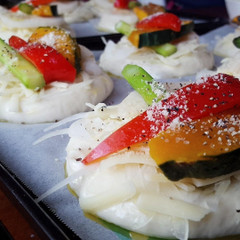 フォカッチャピザ 焼成前の野菜トッピング！