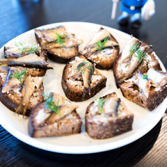 オイルサーディン、チーズをのせた食べ物です。