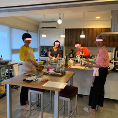 皆さんで4、5品のお料理を作ります（コロナ前の写真です）