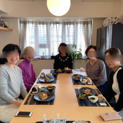 皆さんで楽しく召し上がっていただきます（コロナ前の写真です）