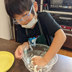 白玉団子の材料を混ぜているところです