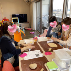 ママ達はパン作り、子供達は遊び(*^^*)