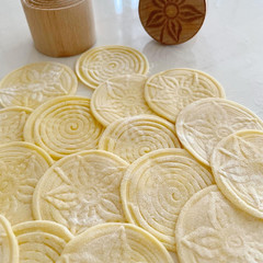 専用の型で作るコルツェッティ