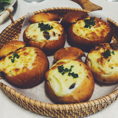米粉グラタンパン。米粉ホワイトソースをたっぷり詰めて焼きます