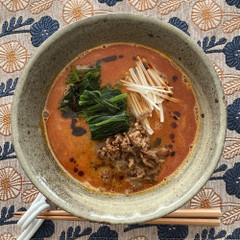 坦々麺は濃厚な胡麻の風味に自家製ラー油をプラスして。