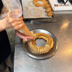 自家製プラリネでつくるパリブレスト。
