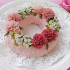 フワフワシフォンのリングケーキ。
季節に合せたお花を飾ります