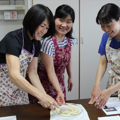生地作りなどはチームで楽しく♪