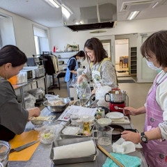 調理室で楽しく作っています♪ご試食室あります。