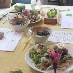 野菜の花や種も食べて、自然とのつながりを感じていただきます