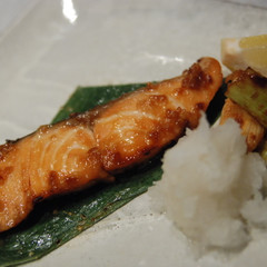 鮭とねぎの焼き浸し　醤油麹仕立て
