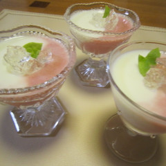 いちごとヨーグルトのストライプゼリー
