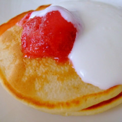 酵母パンケーキいちごのジャムのせ