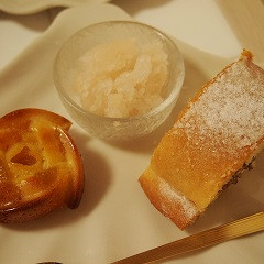 ライチのシャーベットとドライパインの焼き菓子
