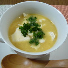 豆腐の入った中華風コーンスープ