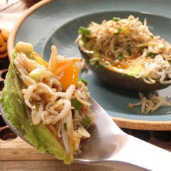 アボカドのグリル　しらす添え