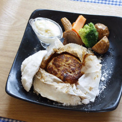 ハンバーグの塩釜焼き チーズソース添え