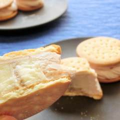 チーズケーキ風ビスケットサンドアイス　バナナいち