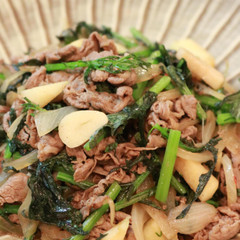 アンチエイジングに　羊肉と水菜のりんご炒め