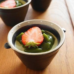 抹茶のムースいちご添え