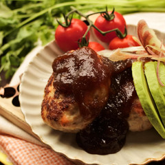 鮭と豚肉のアボカドバーグ　玉ねぎワサビソース添え