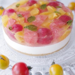 ミニトマトのコンポートと白桃ムースのケーキ
