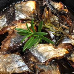 スキレット鍋で秋刀魚丸ごとオイル焼き