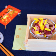タコと菊の酢の物