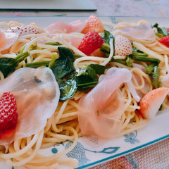 苺と生ハムとほうれん草パスタ（苺を味わい尽くす）
