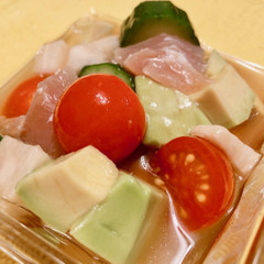 マグロと夏野菜の八方だし漬けサラダ
