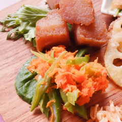 緑の野菜の人参衣和え