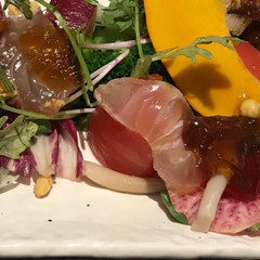 数種の野菜と白身魚のサラダ