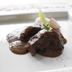 牛タンの赤ワイン煮込み