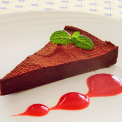 生チョコレートケーキフランボワーズソース