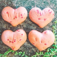 春の香りたっぷりイチゴのハートパン♡（ｲｰｽﾄ）
