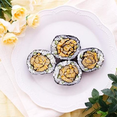 おむすび感覚で食べられる父の日のデコ巻き（バラ）