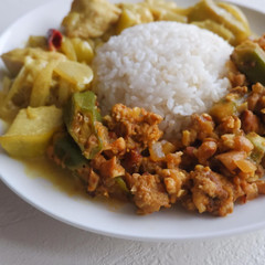オクラとナッツのチーズカレー
