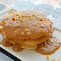 とろとろピーナッツバターソースの米粉パンケーキ