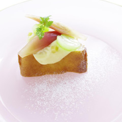 生姜のケーキ　レモンクリーム・茗荷・葡萄を添えて