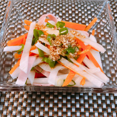 胡麻ドレッシングと大根サラダ