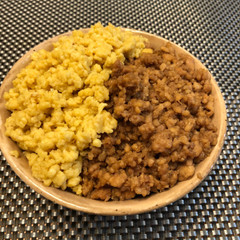 とりそぼろ丼（キンダーキッチン）