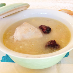 鶏ともち米の薬膳スープ