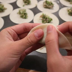 餃子をつつんで楽しい中華