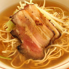自家製焼豚の漬けだれでできる中華料理店のラーメン