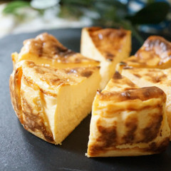 バスクチーズケーキ　モモタマメイプルソースがけ