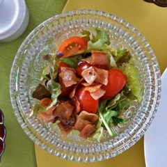 採れたて野菜とベーコンのサラダ