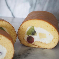フルーツたっぷりロールケーキ