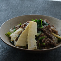 たけのこと牛肉のご飯　三つ葉風味