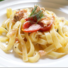 サーモンとトマトのクリームパスタ